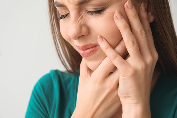 Reasons To Visit An Emergency Dentist For Tooth Extraction